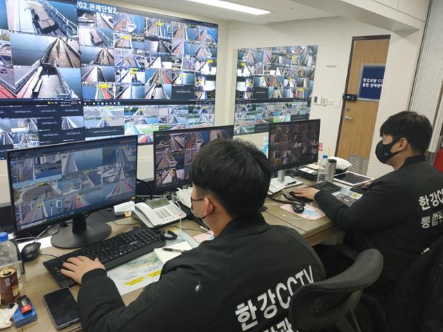 한강교량 CCTV 관제센터에서 관제사들이 '지능형 영상 관제 시스템'이 보내오는 안전 상황 알림을 확인하고 있다. 서울시 소방재난본부 제공